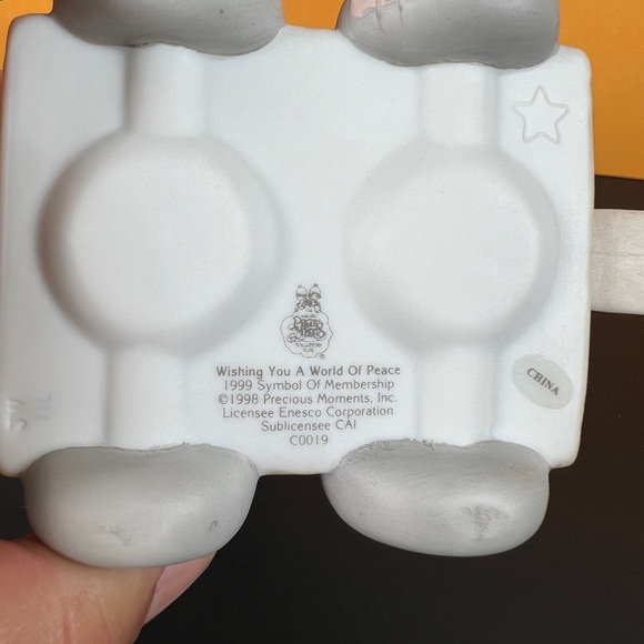 Precious Moments 1999 “Wishing You a World of Peace” C0019 Symbol of Membership - Picture 6 of 13